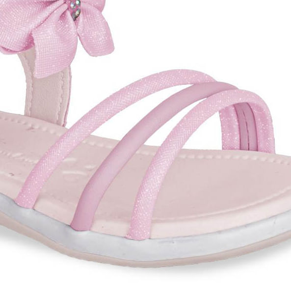 Vista lateral da sandália infantil Kidy rosa com tiras cruzadas e fechamento em fivela ajustável.